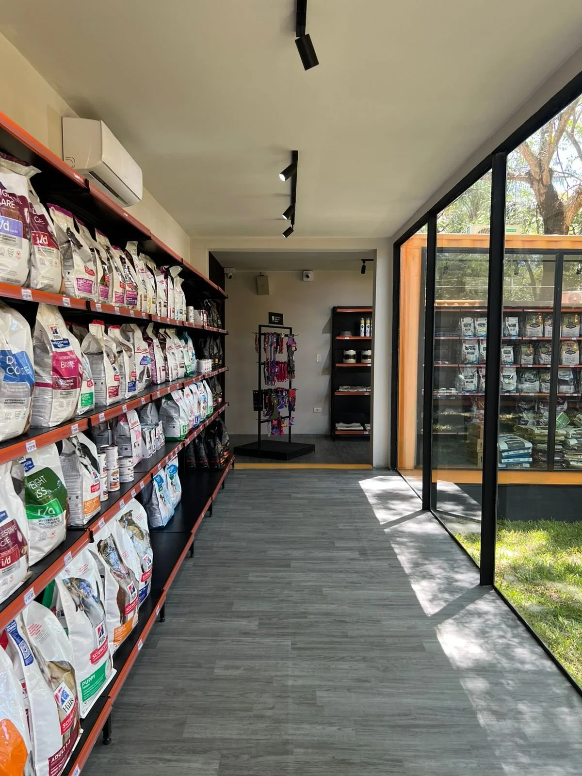 Showroom de 4 Pets construido en contenedores con frente vidriado — Multitainer
